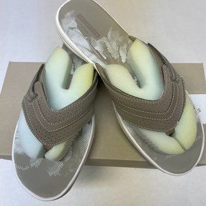 Clarks Women's Flip-Flops - Graystone Brinkley Keely Leather  / Size 9